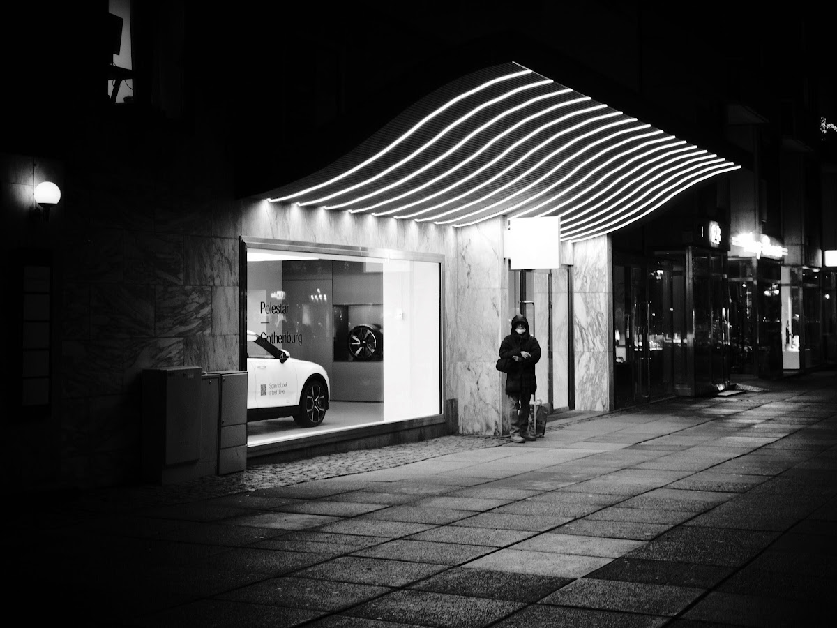 polestar-girl-waves